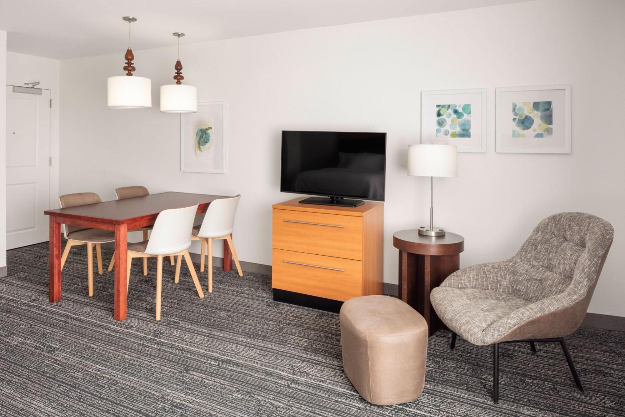 Studio with Two Queen Beds - Hearing Accessible